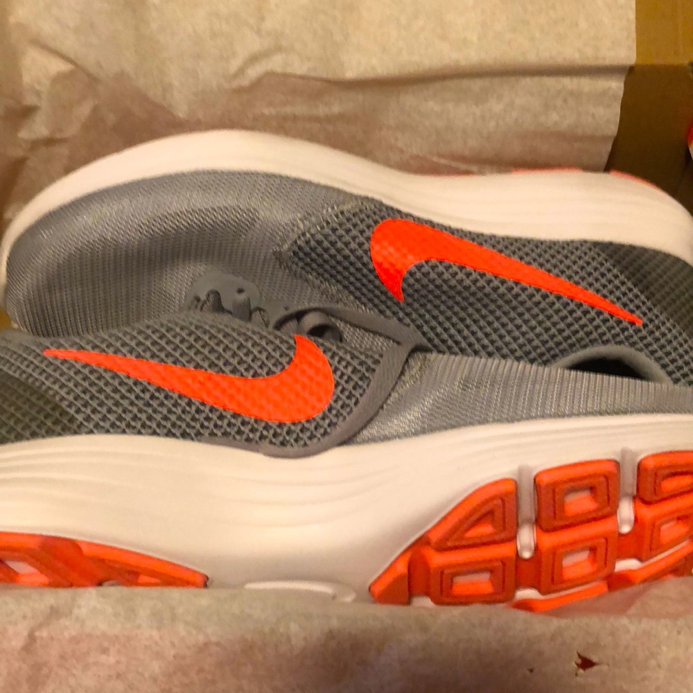 BNIB women’s Nike revolution 3 gray and orange size 9.5